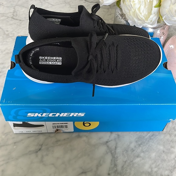 New Sketchers Air Cooled Goga Mat Stretch Fit Sneakers - Picture 2 of 4